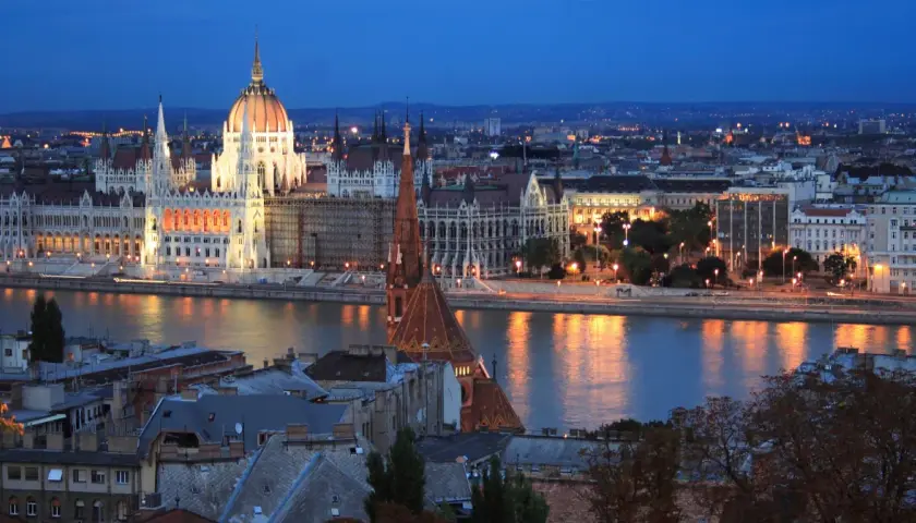 Budapeszt nocą, Parlament i Dunaj. Marzysz o lotach do Budapesztu?