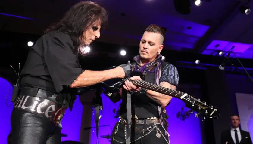 Alice Cooper i Johnny Depp z zespołu Hollywood Vampires na scenie.