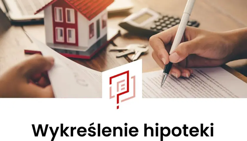 Podpisanie dokumentów do wypisu hipoteki z księgi wieczystej. Miniatura domu, klucze, kalkulator i ręka pisząca na umowie.