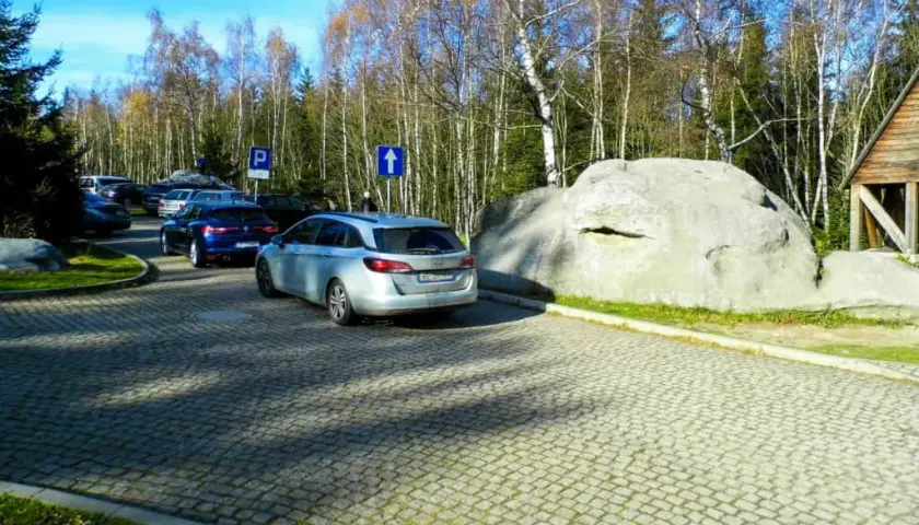 Parking przy Błędnych Skałach: Wygodne miejsce na Twoją przygodę