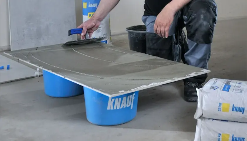 Nakładanie zaprawy na płytkę, przygotowanie do montażu. Jaki klej do płytek na zewnątrz? Knauf oferuje rozwiązania.