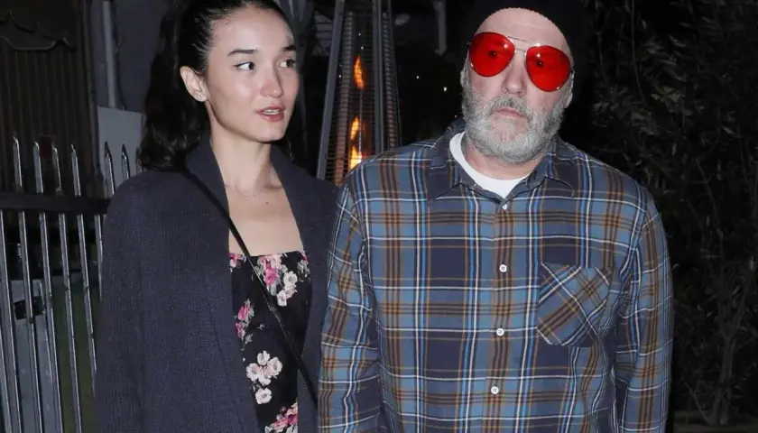 Fred Durst z żoną, w kratę i z czerwonymi okularami, wychodzą na miasto.