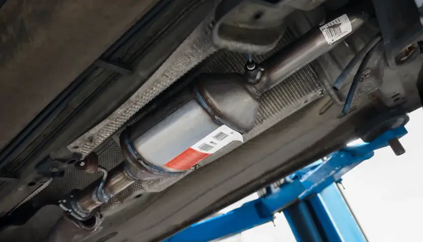 Podwozie auta z widocznym elementem układu wydechowego, który może być DPF. Sprawdź, jak sprawdzić czy auto ma DPF, analizując jego budowę.
