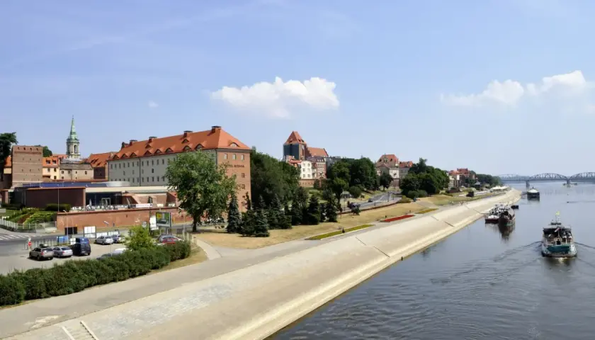 Widok na bulwar filadelfijski z rzeką, statkami i zabudowaniami miasta.