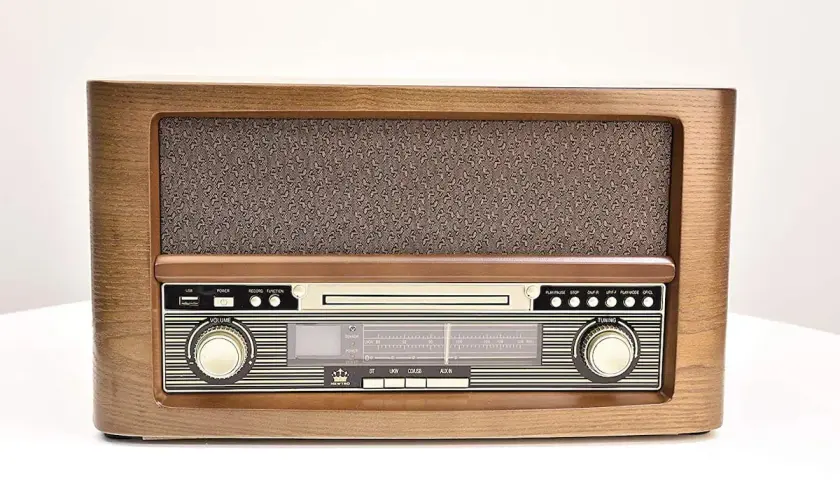 Retro-Radio mit Holzgehäuse, das analog Radio digital empfangen kann. Mit CD-Player und vielen Funktionen.