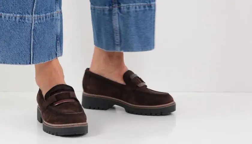 Une tenue décontractée avec un jean et une élégante chaussure marron homme en daim.