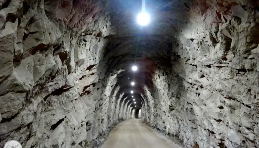 El carrilet cal rosal, un túnel de roca con luces que iluminan el camino.