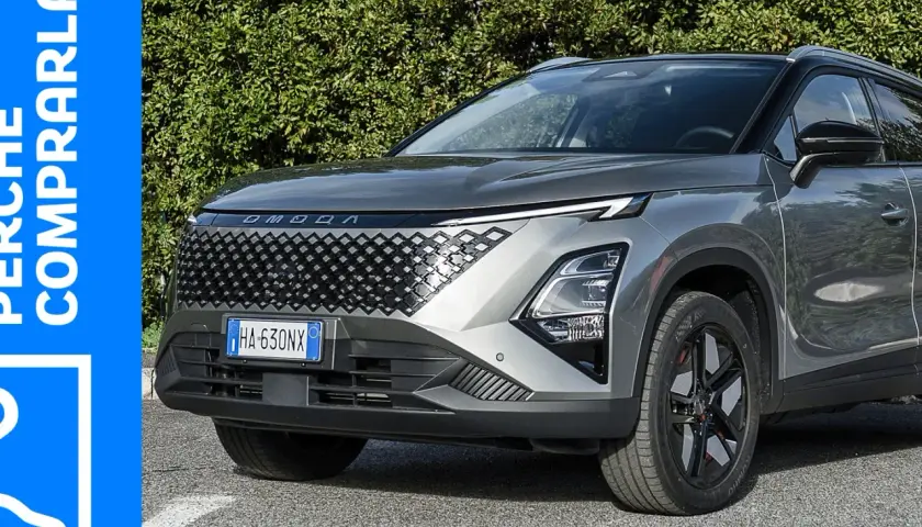 Omoda 5 grigio, con griglia anteriore a nido d'ape. Le recensioni negative potrebbero riguardare il design audace.