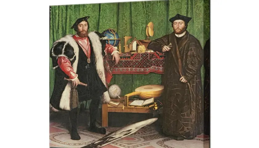 Dwóch mężczyzn w bogatych strojach, prawdopodobnie ambasadorowie, pozuje na tle zielonej draperii. Obraz pełen symboli naukowych i artystycznych.