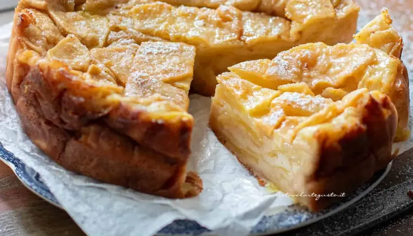 Torta di mele velocissima in 10 minuti, dorata e soffice, con fette di mela caramellate e una spolverata di zucchero a velo.