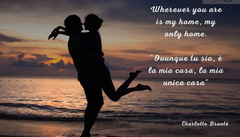Coppia abbracciata al tramonto, con la citazione "Wherever you are is my home, my only home" che esprime una dichiarazione d'amore in inglese.