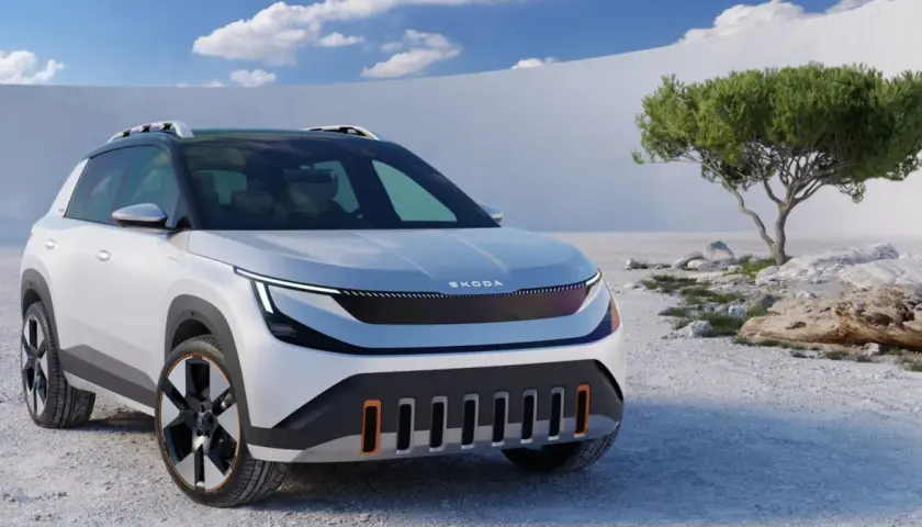 Biały Skoda Enyaq z czarnym dachem i relingami stoi na kamienistym pustkowiu.