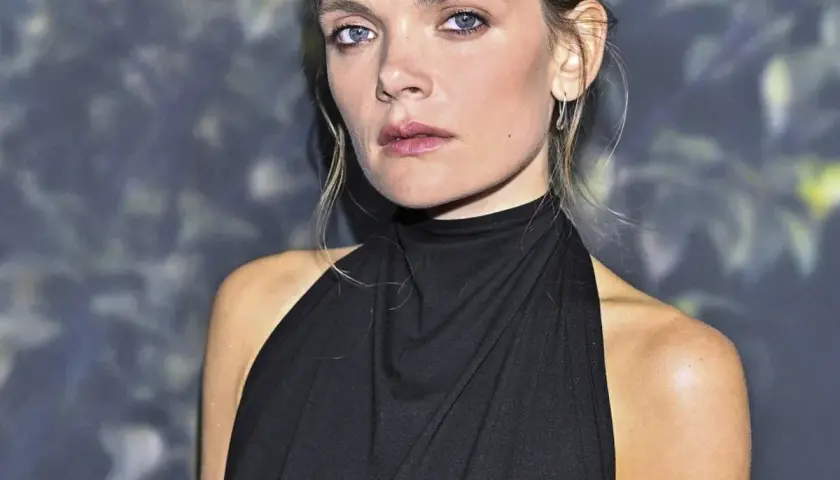 Sandra Drzymalska, z partnerem u boku, prezentuje się w eleganckiej czarnej kreacji.