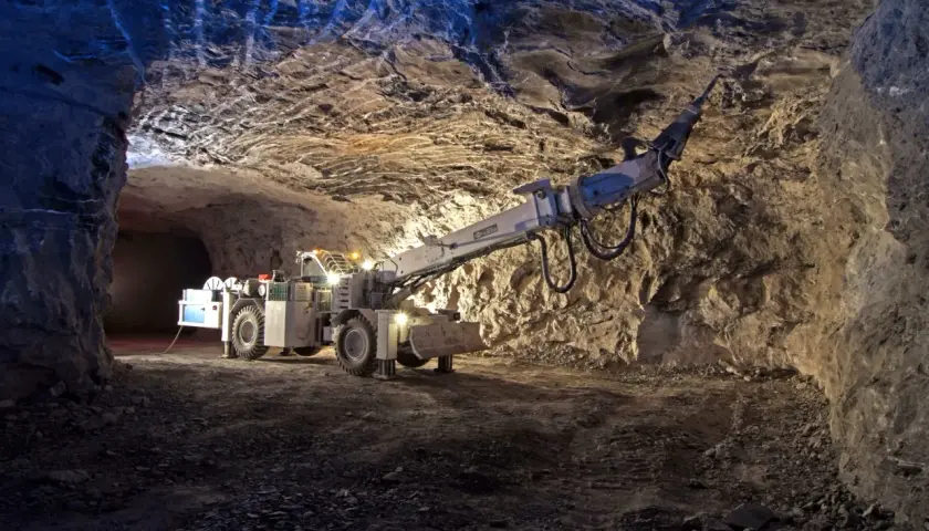 Bohrmaschine in einem Bergwerk, das Anhydrit abbaut. Anhydrit ist ein Mineral, das in der Bauindustrie verwendet wird.