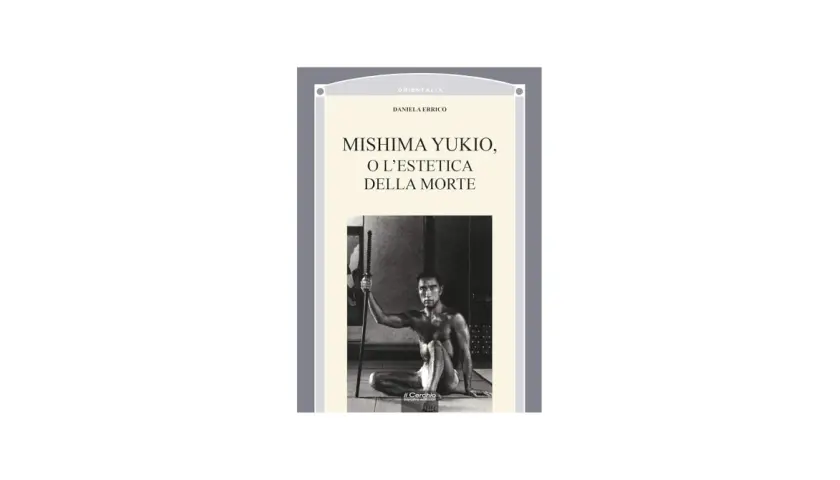 Okładka książki o Yukio Mishimie, z jego zdjęciem z kataną. Tytuł: "Mishima Yukio, o l'estetica della morte".