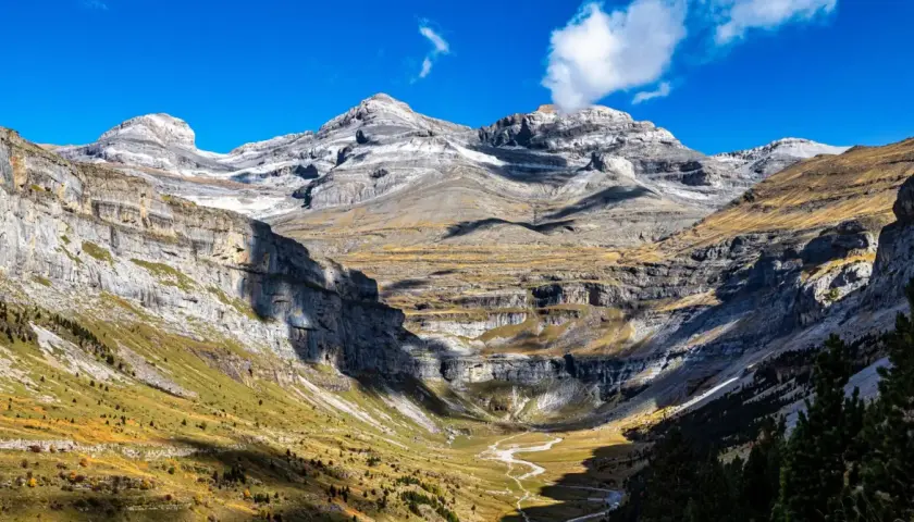 Majestuosas montañas y un valle serpenteante en una ruta de senderismo por el Monte Perdido.