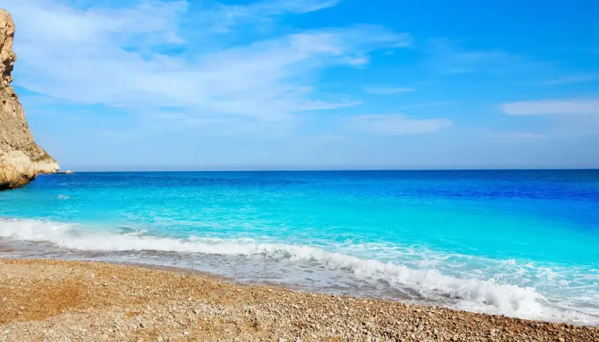 La cala dels testos, con sus aguas turquesas y acantilados imponentes, invita a la calma.