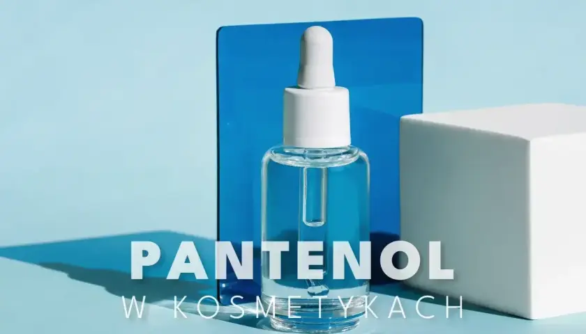 Pantenol w kosmetykach: przejrzyste serum w buteleczce z pipetką, na tle niebieskich i białych geometrycznych kształtów.
