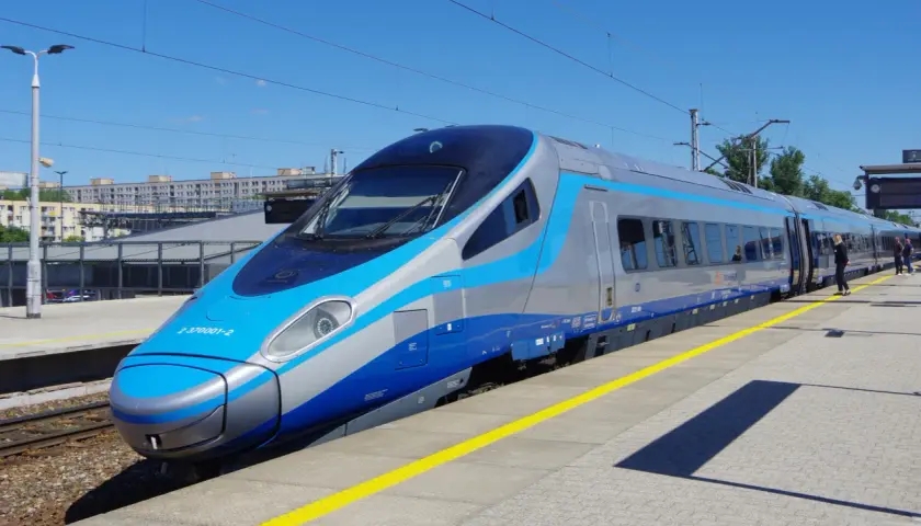 Nowoczesny pociąg Pendolino na peronie, gotowy do podróży. Na co jeżdżą pociągi? Na dalekie trasy, łącząc miasta i ludzi.