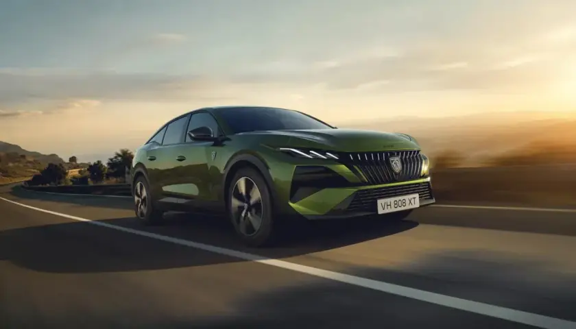 Nowy zielony Peugeot 408 na drodze. Sprawdź atrakcyjną peugeot 408 cena i wybierz swój wymarzony samochód.