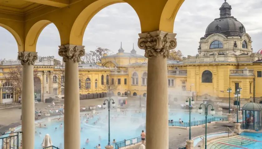 Kąpiel w parujących basenach termalnych w Budapeszcie, podziwiając żółtą architekturę.