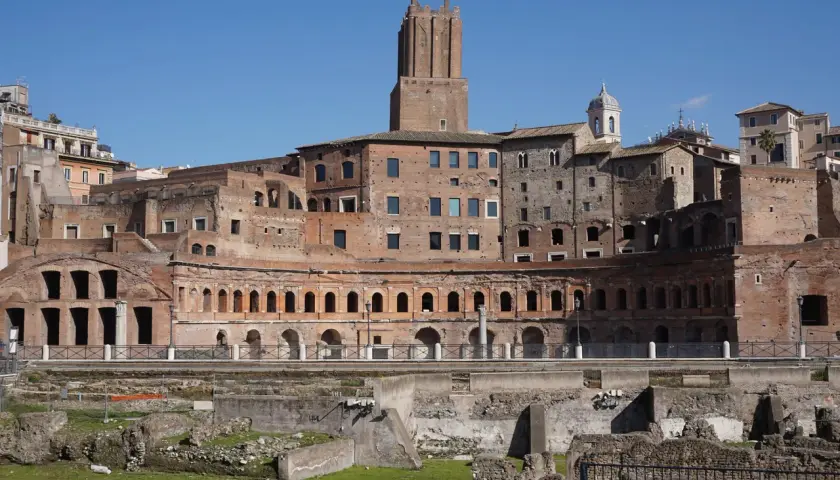 Antiche rovine del mercato di Traiano a Roma, con la torre imponente che domina il paesaggio.