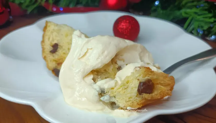 Deliziosa crema al mascarpone per pan di spagna, con decorazioni natalizie sullo sfondo.