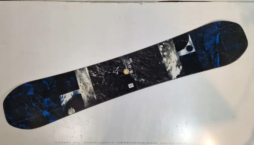 Deska snowboardowa Burton Radius 160 z czarno-niebieskim wzorem marmuru, gotowa na śnieżne przygody.
