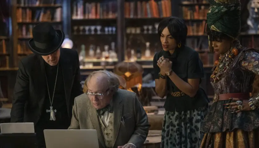 Personaggi misteriosi studiano un laptop, forse per le recensioni de "La casa dei fantasmi".