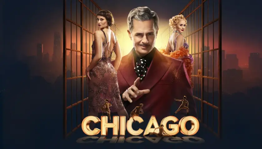 En man i kostym och två kvinnor i glittriga klänningar, med en silhuett av Chicago i bakgrunden. En affisch för musikalen Chicago.