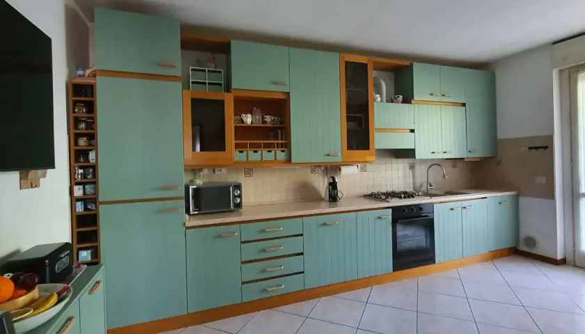 Cucina con ante in legno verniciate di azzurro, un progetto di restyling per rinnovare il look.