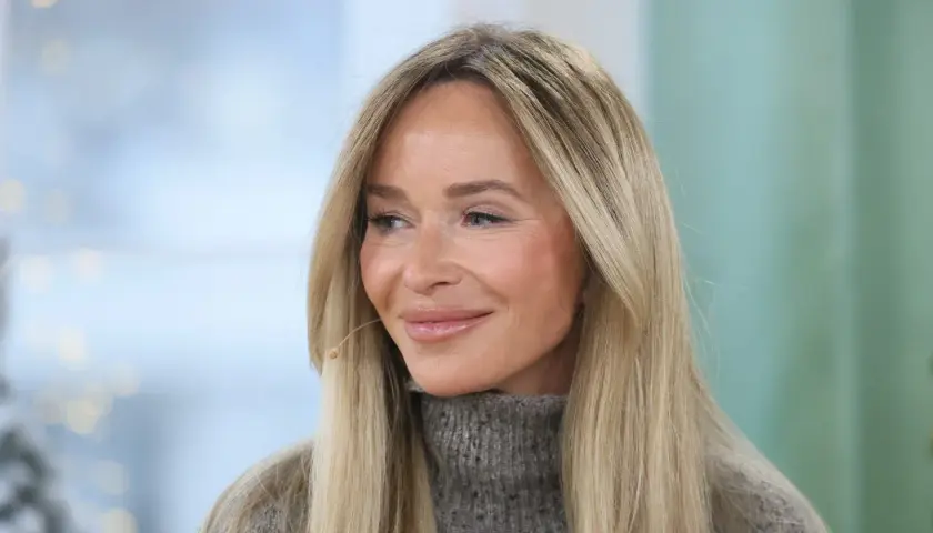 Joanna Przetakiewicz, wiek nie gra roli, gdy ma się taki uśmiech. Długie blond włosy, szary golf.