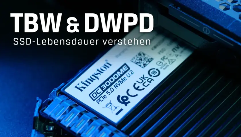 Nahaufnahme einer Kingston NVMe SSD. Text erklärt TBW & DWPD, wichtige Kennzahlen für SSD-Schreibzyklen und Lebensdauer.
