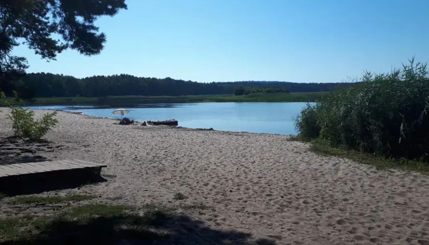 Piękna plaża nad jeziorem, idealna na spacer. Zwierzyniec trasa zaprasza do odpoczynku.