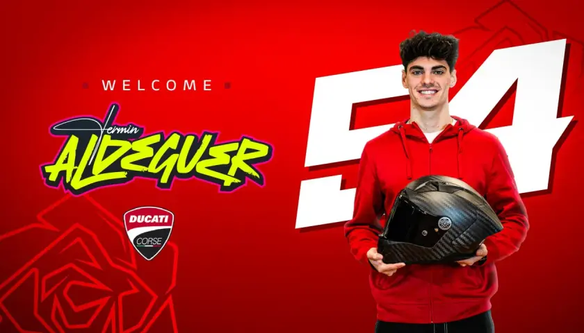 Bienvenido Fermín Aldeguer a MotoGP. El joven piloto sonríe, sosteniendo su casco de carbono, listo para la acción.