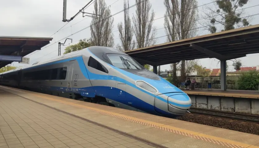 Nowoczesny pociąg Pendolino EIP stoi na peronie.