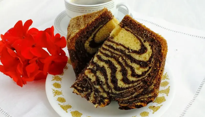 Ciasto zebra z dużej blachy, idealne na oranżadę. Przepisy na to ciasto są proste i szybkie.