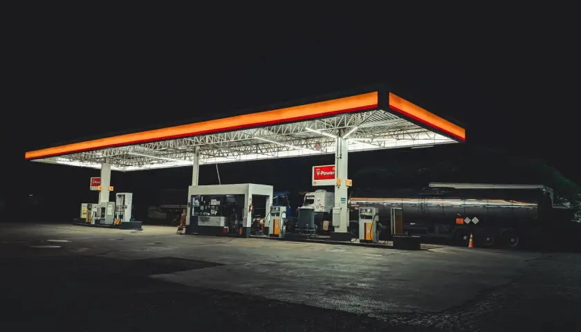 Nocna stacja paliw z dystrybutorami V-Power. Tu znajdziesz najlepsze paliwo dla swojego pojazdu.