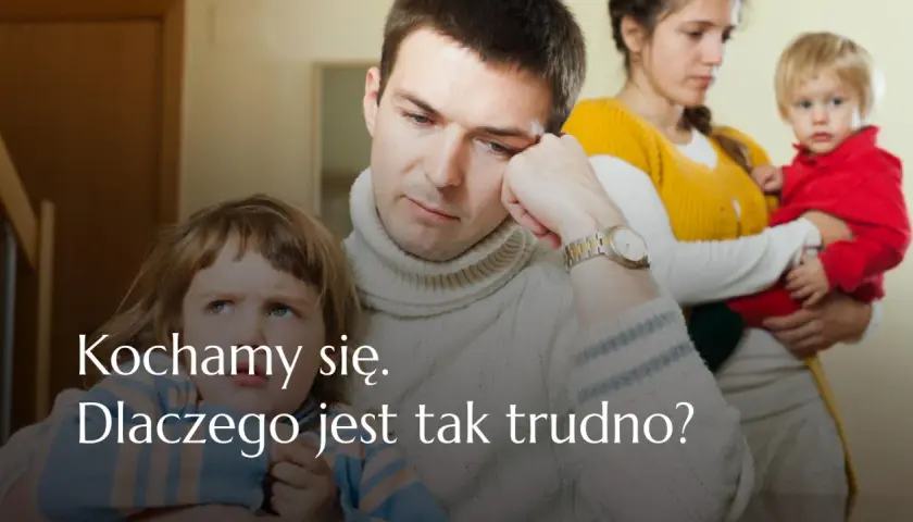 Smutna rodzina patchworkowa: ojciec zamyślony, matka trzyma dziecko, starsza córka patrzy w bok.