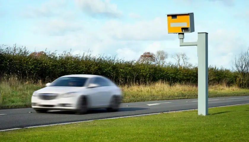Biały samochód pędzi obok fotoradaru. Przekroczenie prędkości o 30 km ile punktów?