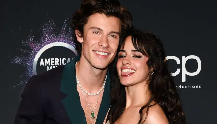 Camila Cabello i Shawn Mendes uśmiechają się do aparatu, ona pokazuje język.