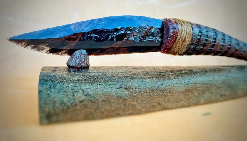 Ein kunstvoll gefertigtes Messer mit einer Klinge aus Obsidian, die wie ein Bergsee reflektiert. Die Griffverwendung von Obsidian zeigt seine vielseitige Schönheit.