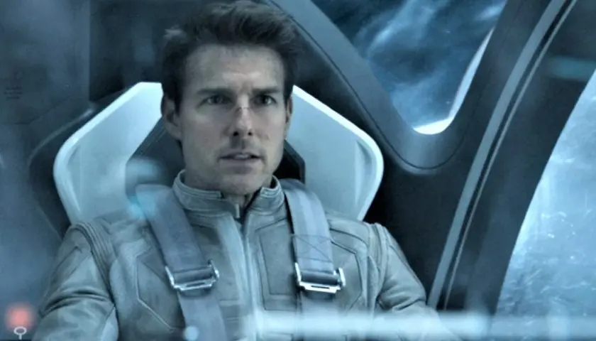 Tom Cruise i futuristisk dräkt i en cockpit, en scen från filmer med Tom Cruise.