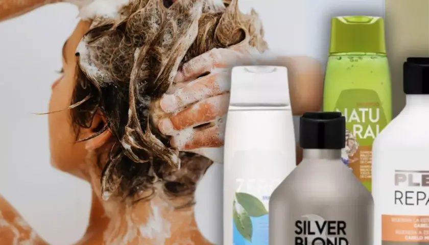 Persona lavándose el cabello con espuma. A su lado, varios champús, incluyendo un champú sin sulfatos Mercadona.