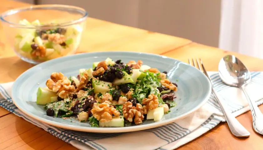 Deliciosa ensalada de manzana con nueces, pasas y semillas. Un plato fresco y nutritivo.