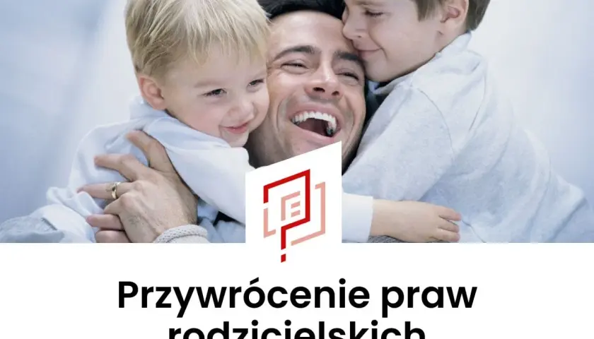 Szczęśliwy ojciec z dwójką dzieci. Pomagamy w przywróceniu władzy rodzicielskiej po ograniczeniu.