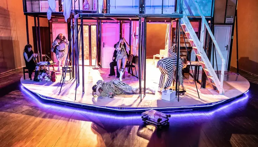 Czego nie wolno robić w teatrze? Unikaj tych 10 poważnych błędów
