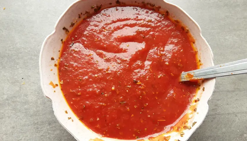 Domowy sos do pizzy jak z pizzerii, gęsty, pomidorowy, z ziołami. Idealny na każdą pizzę!