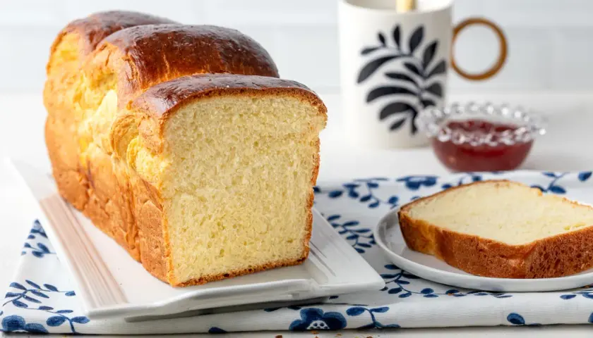 Pan brioche ricetta originale: soffice e dorato, pronto per la colazione con marmellata e caffè.