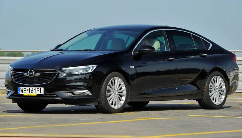 Czarny Opel Insignia na parkingu. Zastanawiasz się, jaki najlepszy silnik wybrać do tego modelu?